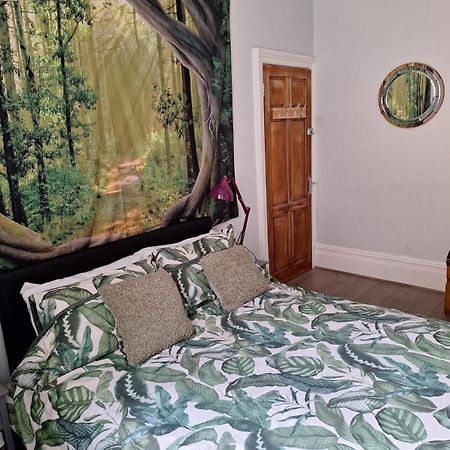 Todmorden Bed & Breakfast - The Toothless Mog Walsden Eksteriør bilde