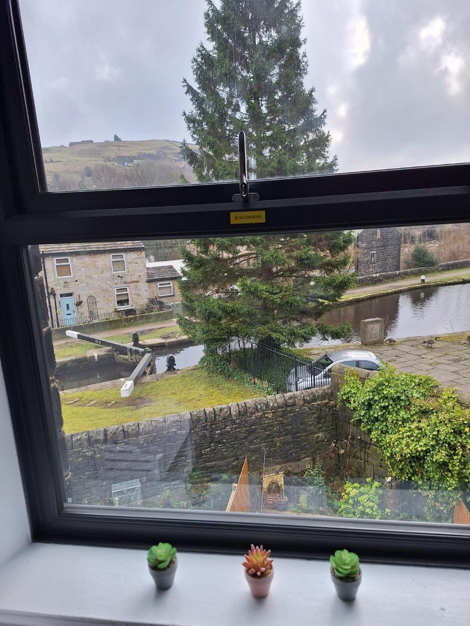 Todmorden Bed & Breakfast - The Toothless Mog Walsden Eksteriør bilde