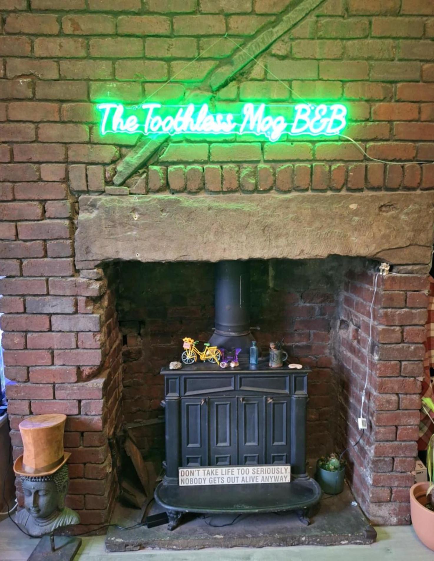 Todmorden Bed & Breakfast - The Toothless Mog Walsden Eksteriør bilde